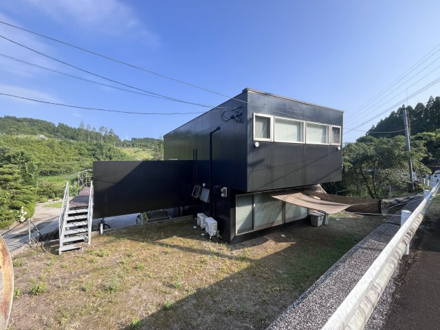 宮崎県串間市本城地区　白と黒のコントラストが鮮やかな住宅ですの外観