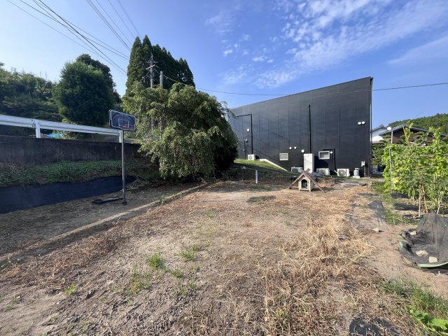 宮崎県串間市本城地区　白と黒のコントラストが鮮やかな住宅ですの庭|敷地面積は160坪程あります