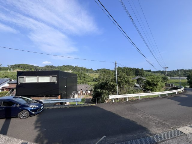 宮崎県串間市本城地区　白と黒のコントラストが鮮やかな住宅ですの周辺|国道から250メートルほど離れた静かな環境に建つ住宅です