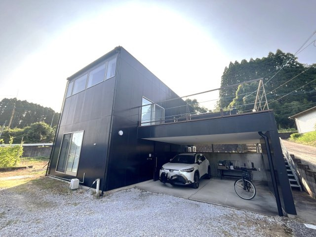 宮崎県串間市本城地区　白と黒のコントラストが鮮やかな住宅です|黒の外装と白の内装のコントラストが特徴的な住宅です