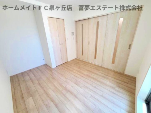 【洋室】 | カーサ綾園  | リビングと洋室の間仕切りを閉めたとき
※イメージ　同物件別号室の写真