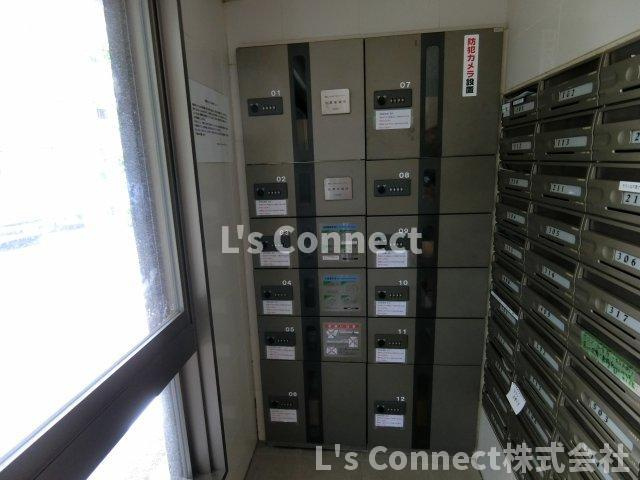 【その他共用部分】 | コージーコートこもれび館 | 宅配ＢＯＸ付きでいつでも荷物を受け取れます。