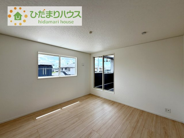【寝室】 | 常総市水海道諏訪町第3　新築戸建　5号棟 | バルコニーに面していて、たっぷり光りの入る明るい主寝室です！