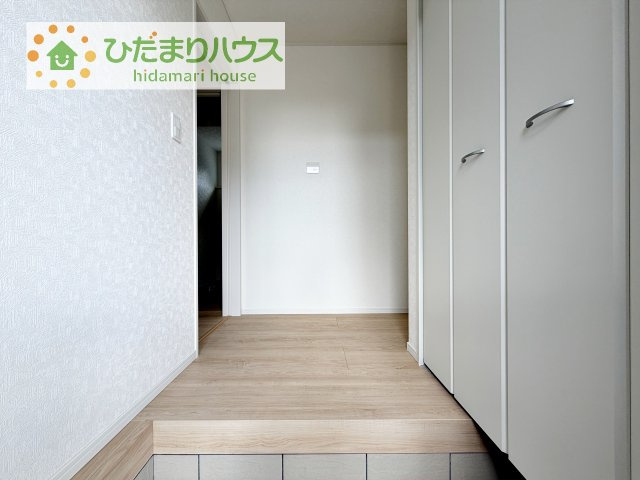 【玄関】 | 常総市水海道諏訪町第3　新築戸建　5号棟 | 毎日「行ってきます」「ただいま」をいう玄関は明るく光が差し込みます♪