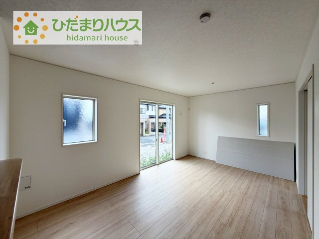【居間・リビング】 | 常総市水海道諏訪町第3　新築戸建　5号棟 | リビングの大きな窓からは、暖かな日の光が降り注ぎます・・・