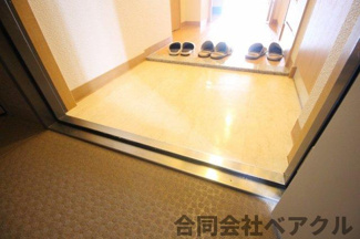 【玄関】 | コンフォーレ栗栖野 | 明るい玄関です