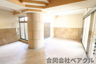 【エントランス】 | コンフォーレ栗栖野 | 清潔なエントランスです