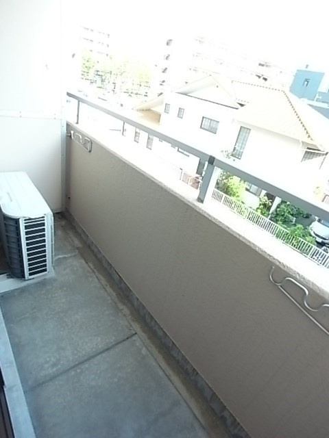尼崎市南武庫之荘１丁目のアパートのバルコニー