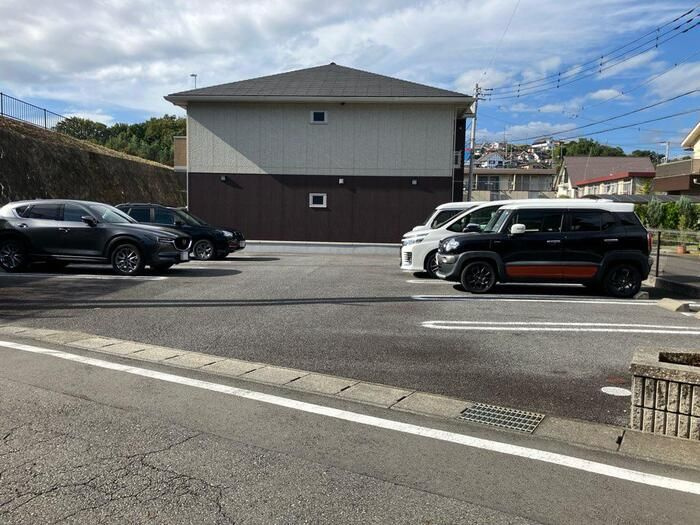 ヒルズ・若松町Ⅲの駐車場