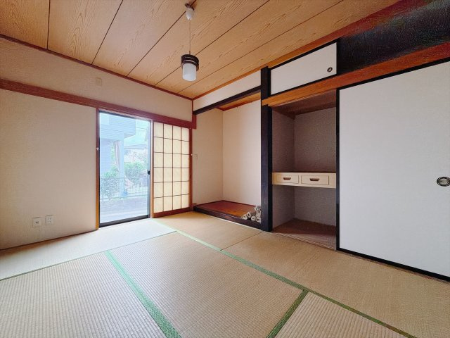 【中古戸建】高崎市八幡町の和室|■1階和室｜和室を書斎にしたり、冬にはコタツを敷いて家族みんなで年越しをするのもいいですね。家族みんなのお気に入りの空間になります♪