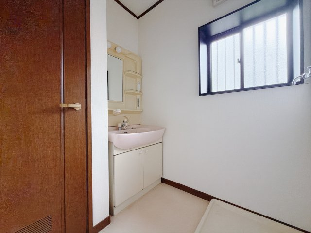 【中古戸建】高崎市八幡町の独立洗面台|■洗面室｜大きな鏡で朝の身支度もラクラク♪毎日の忙しい準備が楽しくなる洗面所です(^^♪