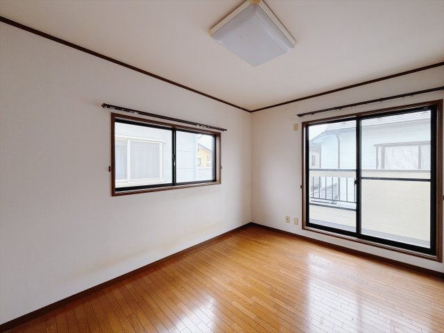 【中古戸建】高崎市八幡町の洋室|■2階洋室｜2階洋室には大きな窓をご用意しています。日中はあたたかな日差し差し込み自分時間も充実できますね＾＾