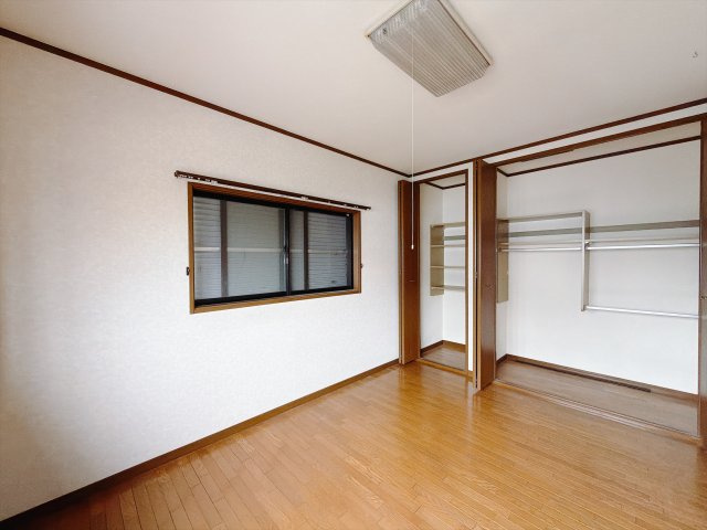 【中古戸建】高崎市八幡町の洋室|■2階洋室｜2階各居室には収納をご用意しています♪常にお部屋を綺麗に保てます！小さなお子様も自然とお片付けができるようになるのでうれしいですよね！