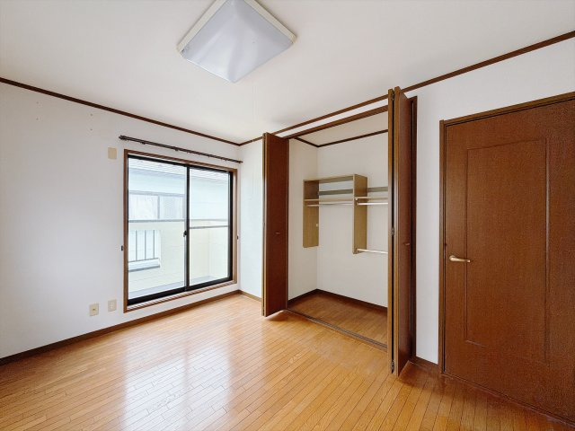 【中古戸建】高崎市八幡町の洋室|■2階洋室｜お子様の一人部屋にピッタリな洋室。木のぬくもりを感じるフローリングは、天然木の味わいが時とともに深みを増していきます。また、傷にも強く、フリーワックスでお手入れもラクラクです♪