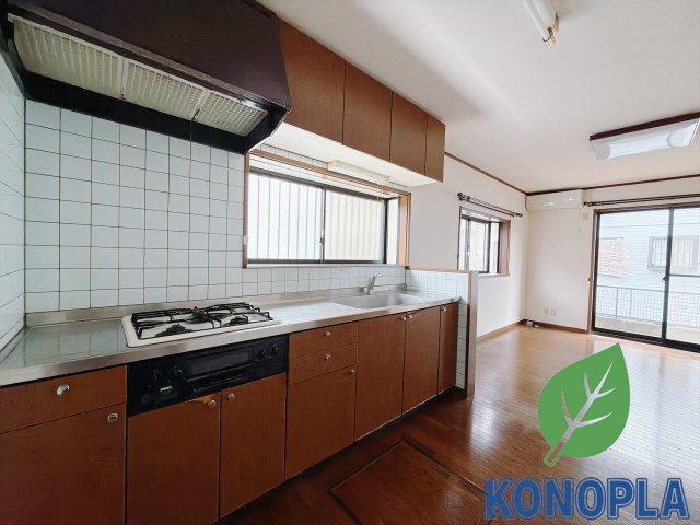 【中古戸建】高崎市八幡町のキッチン|■キッチン｜リビングまでの見通しが良く、家事をしながらでも、お子様の様子を見られるようになっています。お子様がいつもママのそばにいる安心感も生まれます♪