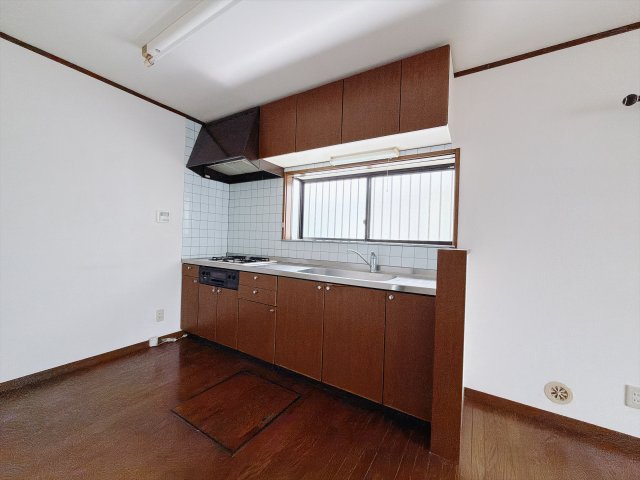 【中古戸建】高崎市八幡町のキッチン|■キッチン｜大きなお鍋や調理用具のも出し入れラクラクな収納がたっぷり！毎日使う場所だからこそ、無理のない姿勢で作業できるのは嬉しいポイントですね(*＾＾*)♪