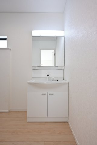 【独立洗面台】 | 太田市鳥山上町第6 | 洗面台は三面鏡で使いやすく収納もたくさんついています♪