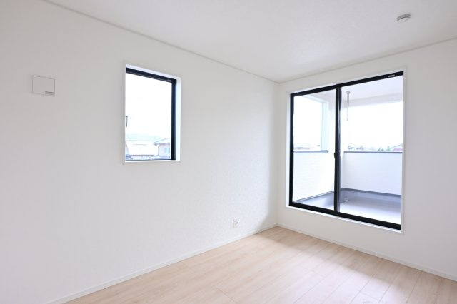 【洋室】 | 太田市鳥山上町第6 | 二面採光で明るい♪バルコニーに面したお部屋で窓も大きく開放的です！