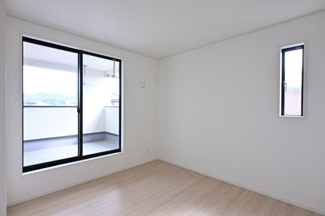 【洋室】 | 太田市鳥山上町第6 | バルコニーに面したお部屋は窓も大きくしっかりと陽の光が入ります♪