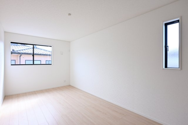 【洋室】 | 太田市鳥山上町第6 | 広々した９帖の主寝室は二面採光で明るく過ごしやすいですね♪