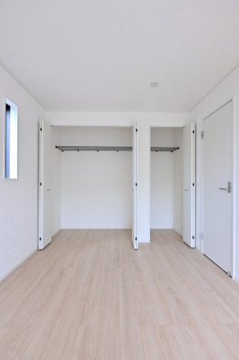 【収納】 | 太田市鳥山上町第6 | 壁を一面使った収納は分かれれているので使いやすい♪