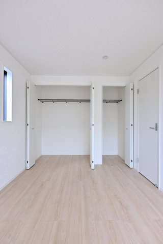 【収納】 | 太田市鳥山上町第6 | 壁を一面使った収納は分かれれているので使いやすい♪