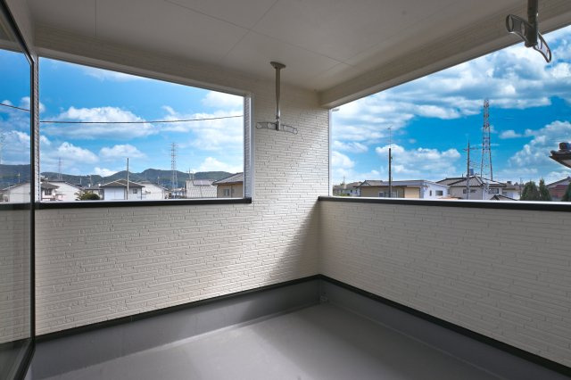 【バルコニー】 | 太田市鳥山上町第6 | 広々としたバルコニーは屋根付きで急な雨でも安心です♪