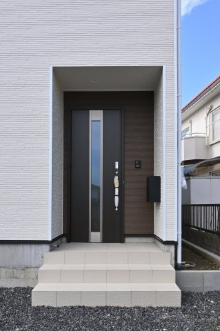 【玄関】 | 太田市鳥山上町第6 | 白いエクステリアにブラウンがアクセントの玄関です♪