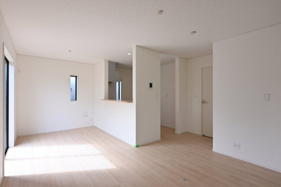 【居間・リビング】 | 太田市鳥山上町第6 | キッチンがスッキリと見える構造なのが嬉しいですね♪