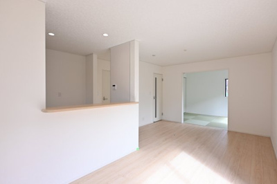 【居間・リビング】 | 太田市鳥山上町第6 | ダイニングは明るく、リビングは続き間の和室を開放するととっても広々！
