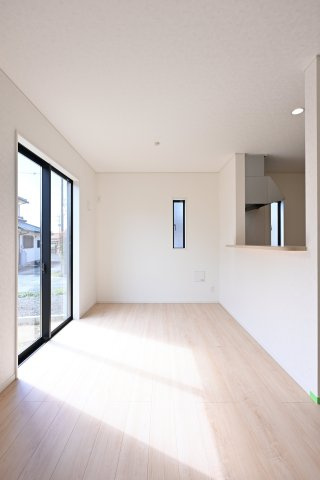 【居間・リビング】 | 太田市鳥山上町第6 | ダイニングスペースは南向きの大きな窓で明るく家族の憩いの場になりますね♪