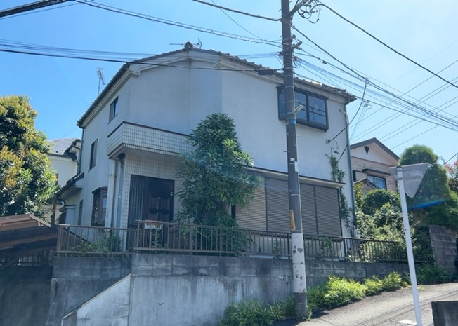 【外観】 | 現地に行くなら、物件の周囲の地形がどうなっているかを見ることも大切です。周辺より低くなっている土地では、大雨などで水が集まりやすいため、地盤が弱くなっているということも考えられるため、注意が必要です。