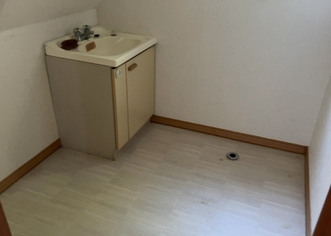 【脱衣所】 | 多くの戸建て住宅で見かける洗面脱衣所は、洗面台と洗濯機が2畳ほどのスペースに並べられていて、洗面所が脱衣所を兼ね備えている間取りが一般的です。お客様が利用することもある、パブリックな空間でもあります。