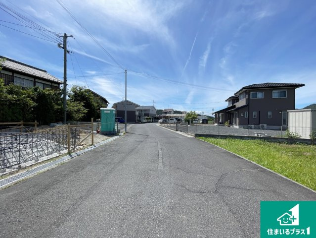 湖南市石部東　第6期　新築一戸建ての前面道路含む現地写真|周辺は落ち着いた街並みの住宅地！子育てがしやすい住環境です！まだ未完成ですが、現地でしかわからない事もございます。是非一度ご覧ください。