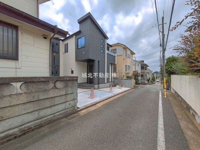 練馬区大泉町5丁目 限定1棟の前面道路含む現地写真|前面道路約4.0ｍ公道に面する立地
閑静な住宅街に佇む限定1棟