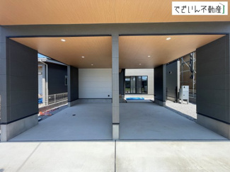 【駐車場】 | ガレージ付きのデザイン平屋住宅☆*屋根付き駐車場で雨の日も安心。荷物の出し入れやお子様の乗り降りもスムーズにこなせます。
現地(2026年8月撮影)
