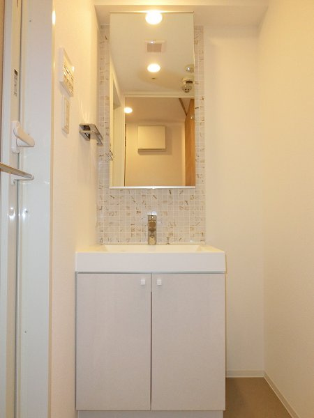 新品家具付きマンション楠町19(KaGood神奈川)の独立洗面台