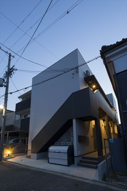 京都市伏見区奈良屋町のアパートのエントランス
