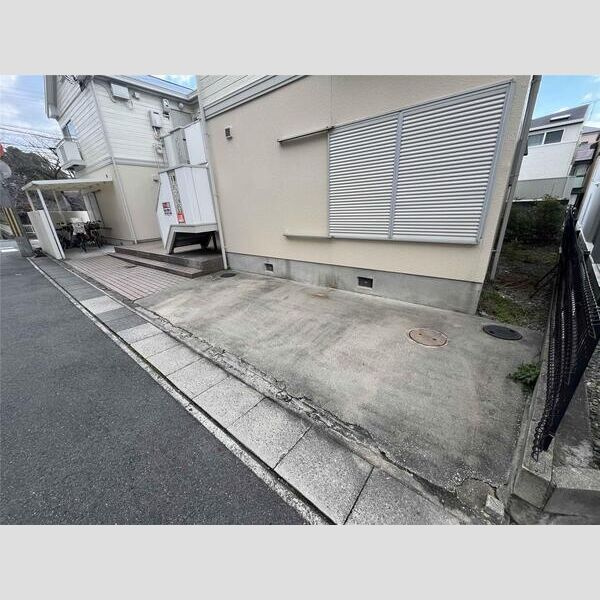 ファミール御影の駐車場