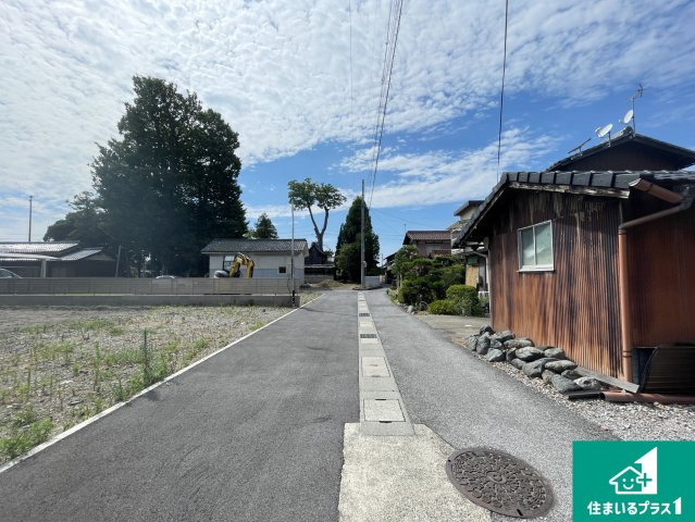 犬上郡豊郷町石畑　新築一戸建ての前面道路含む現地写真|周辺は落ち着いた街並みの住宅地！子育てがしやすい住環境です！まだ未完成ですが、現地でしかわからない事もございます。是非一度ご覧ください。