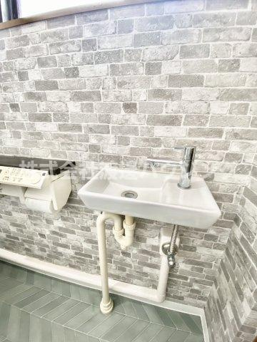 杭瀬寺島1丁目一戸建のトイレ|トイレには手洗い場があります。