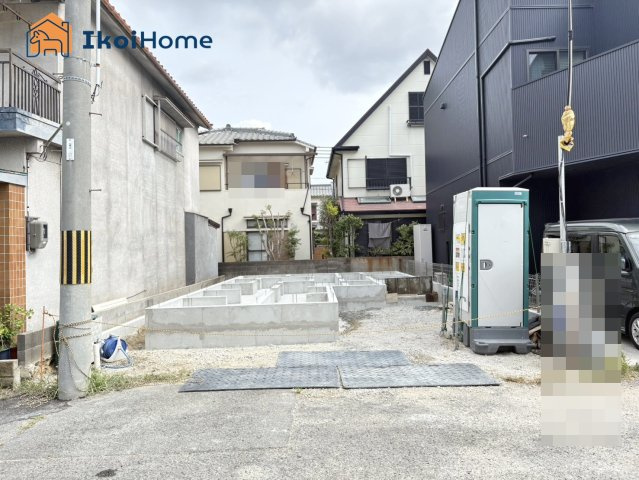 明石市西明石町５丁目　新築戸建の駐車場|●年中無休：当日予約可●現在は基礎工事中です！南向きに２箇所バルコニーがある建物完成予定！