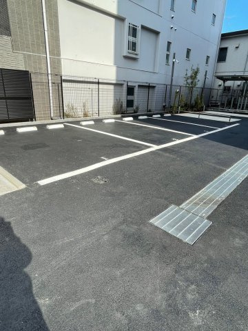 クロスレジデンス六義園の駐車場
