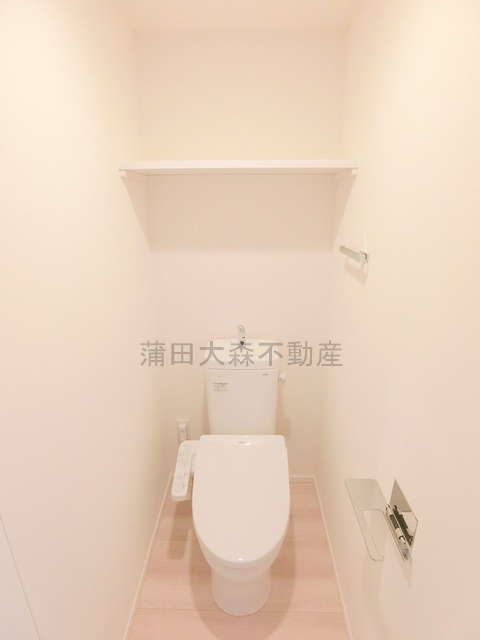 RJRプレシア蒲田のトイレ|棚と温水洗浄便座付きのトイレ　