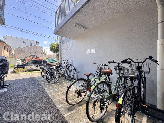 アーバンヒルズ北綾瀬第二の駐輪場|ドキドキの新生活も、安心してスタート。ぴったりの住まいを見つけませんか？クランディアが一緒に住まい選びをサポートします‼　まずは、お気軽にお問合せください　＃クランディア