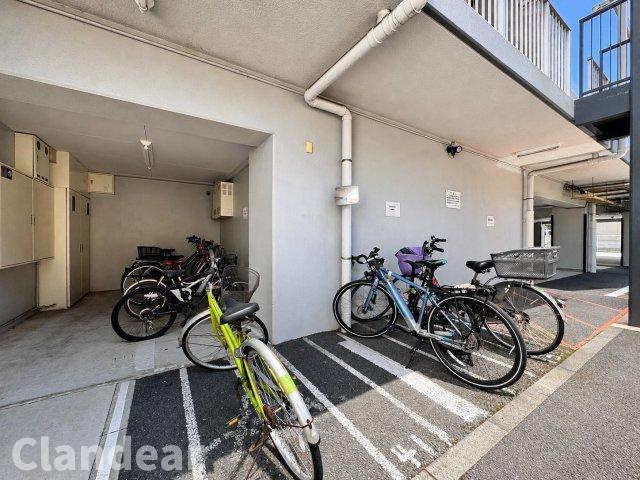 アーバンヒルズ北綾瀬第二の駐輪場|ドキドキの新生活も、安心してスタート。ぴったりの住まいを見つけませんか？クランディアが一緒に住まい選びをサポートします‼　まずは、お気軽にお問合せください　＃クランディア