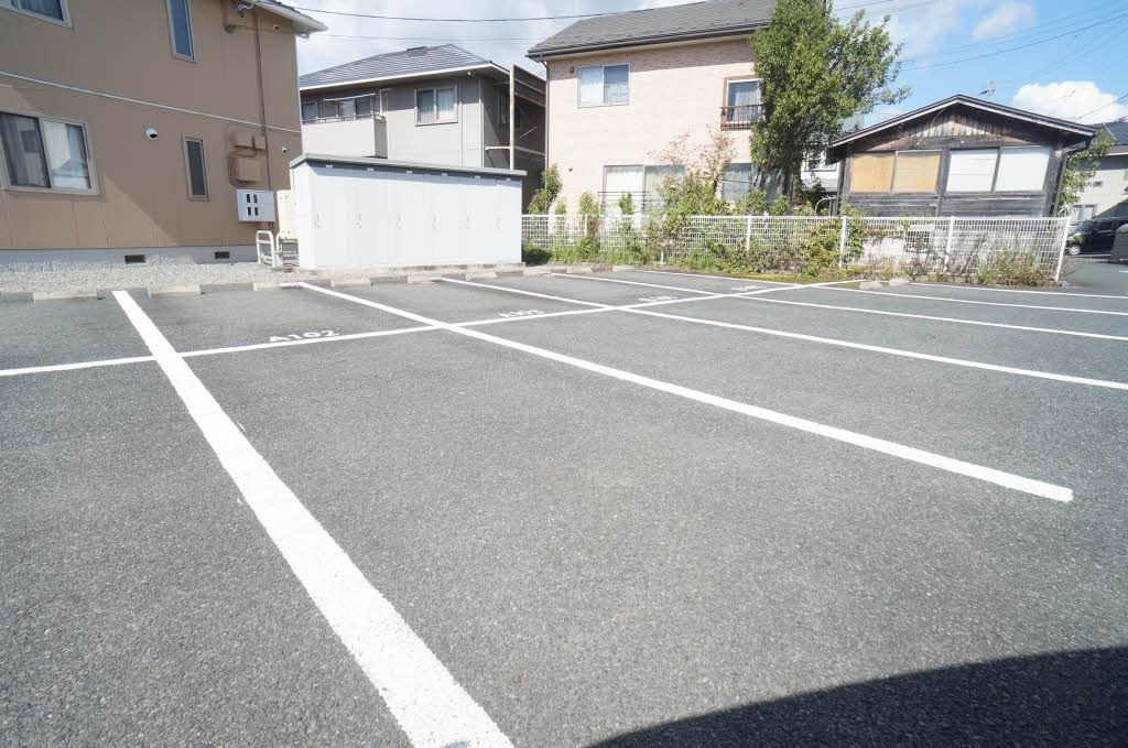 ミューローズ長橋Ａの駐車場