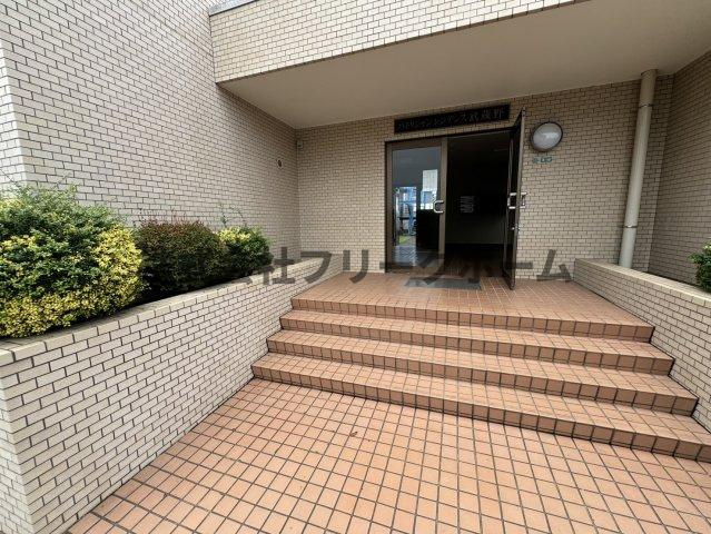 武蔵野市緑町３丁目の賃貸マンションのエントランス