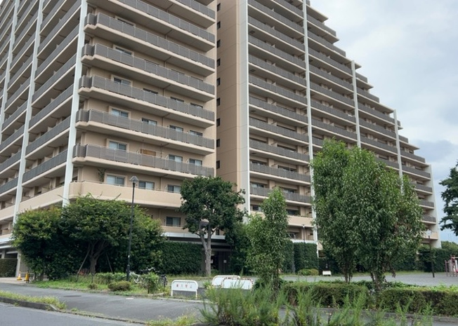【外観】 | ワンズシティ | 外観はマンション管理がされているかの目安になります。築年数が古いと、壁面は劣化してひび割れが生じることも！建物が古びていても細かいところが修繕されていると、きちんと管理されているなぁと感じるでしょう。