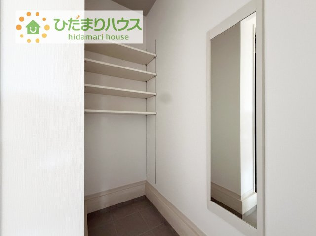 【収納】 | 牛久市田宮6期　新築戸建 | シューズクロークは、レインコートやベビーカー、ゴルフバッグなど大きな荷物を置けるので、
いつでも玄関を綺麗に保てます(*^-^*)